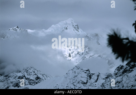 Nuvoloso Il Manaslu Himal come visto da Danaque Annapurna Conservation Area Nepal Foto Stock