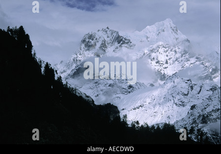 Il Manaslu picco come visto da Danaque Annapurna Conservation Area Nepal Foto Stock