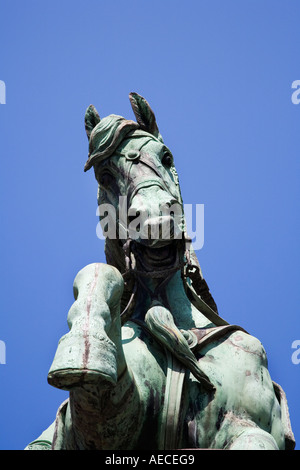 Dettaglio del cavallo dalla statua di Carlo paletta William Stewart Market Place Durham Inghilterra Foto Stock