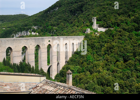 Vista del Ponte delle Torri Ponte Ponte acquedotto di torri acquedotto di Spoleto Umbria Italia dal Monte Luco viadotto sopra una gola profonda Foto Stock