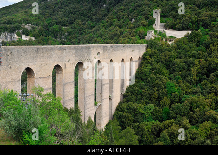 Medieval Ponte delle Torri del Ponte acquedotto di torri di Spoleto Umbria Italia Foto Stock