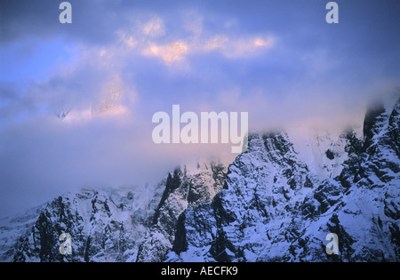 Dietro le nuvole nasconde Annapurna III come si vede la mattina presto dal villaggio Ngawal Annapurna Conservation Area Nepal Foto Stock