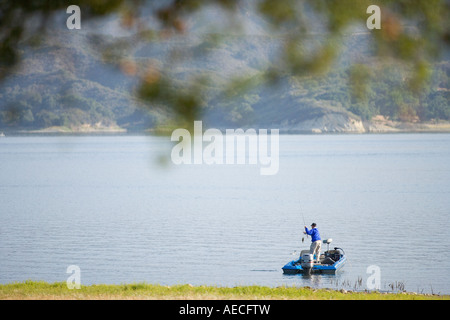 Bass pesca Lago Cachuma Santa Ynez Valley California USA Foto Stock