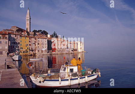 Barca da pesca in mare Adriatico porto di collina della città di Rovigno, Istria, Croazia Foto Stock