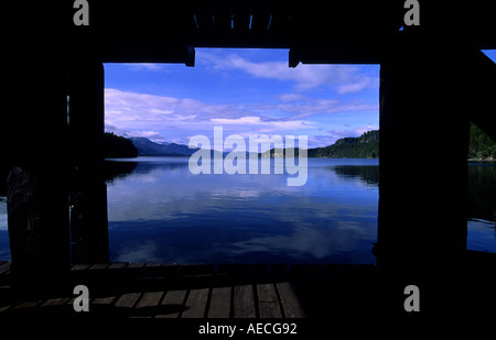 Una vista sul lago Nahuel Huapi dal molo a Villa Angostura Argentina Foto Stock