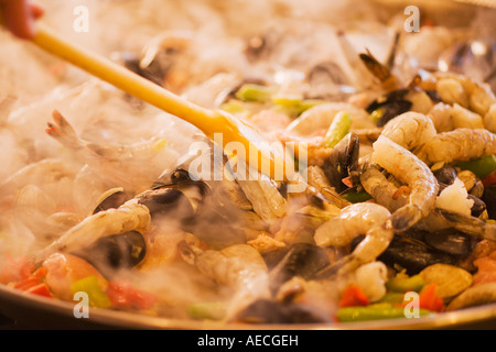 Lo chef prepara un tradizionale piatto spagnolo di paella a una classe di cucina , Cantina Roblar ,Santa Ynez Valley, California Foto Stock