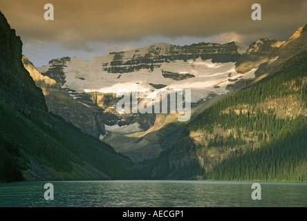 Il Monte Victoria di sunrise, il Lago Louise, rocciose, Banff Nat Park, Alberta, Canada Foto Stock