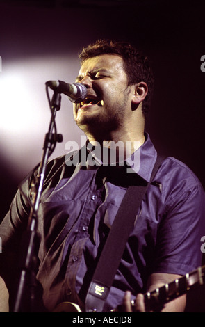 JAMES DEAN BRADFIELD del manic street predicatori giocando al Glastonbury festival Foto Stock