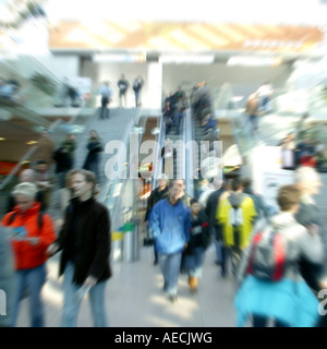 Persone all'aeroporto di Madrid, Spagna Foto Stock
