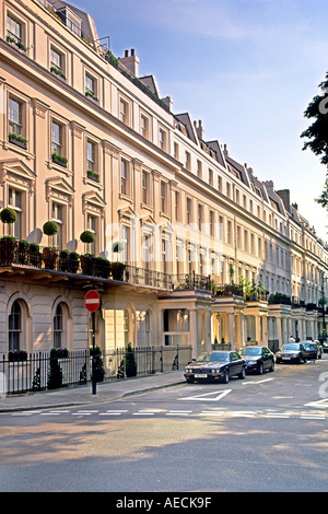 Il neo-classico terrazze di Eaton Square nel quartiere di Belgravia a Londra. L'epoca vittoriana case sono state progettate per i ricchi. Foto Stock