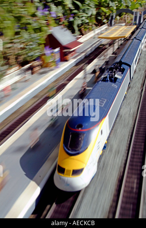 Un modello di treno Eurostar in movimento su una pista esterna. Foto Stock