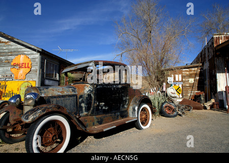 Auto rottamata in corrispondenza di una vecchia stazione di benzina, Stati Uniti, California Foto Stock