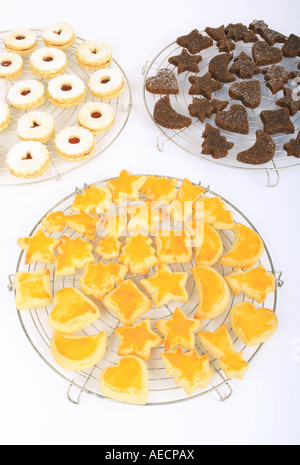 Biscotti di Natale sulla griglia di raffreddamento Foto Stock