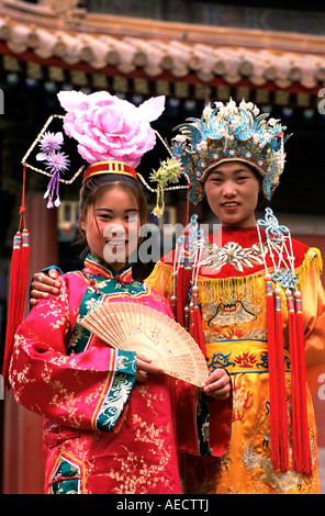 Due ragazze In Ching Dynasty Costume, Giorno Foto Stock