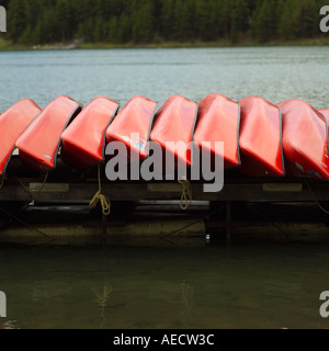 Canoe capovolto su un dock del Parco Nazionale di Jasper in Canada Foto Stock