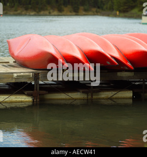 Canoe capovolto su un dock del Parco Nazionale di Jasper in Canada Foto Stock