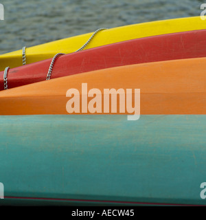 Canoe colorate capovolto su un dock del Parco Nazionale di Jasper in Canada Foto Stock