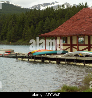 Lodge davanti al molo del Parco Nazionale di Jasper in Canada Foto Stock