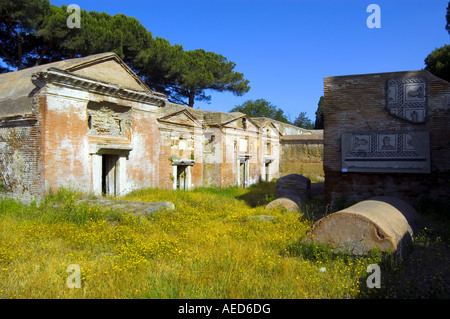 I monumenti funerari della necropoli di portus Foto Stock