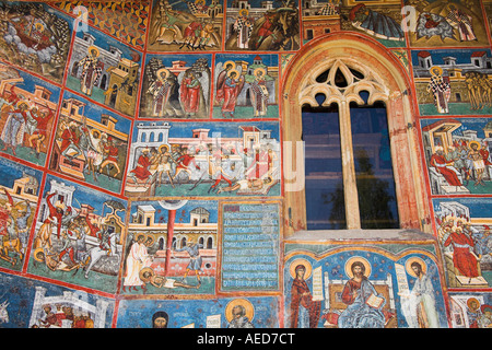 Gli affreschi sul al di fuori del muro sud, Monastero di Voronet, vicino a Gura Humorului, Bucovina, Moldavia, Romania Foto Stock