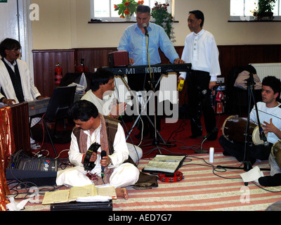 Centro indù Wimbledon Inghilterra Navratri musicisti che suonano i tamburi Tabla tastiere e decapitati Tamborines con doppio jingle Foto Stock