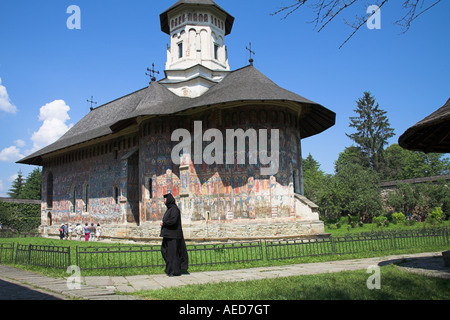 Nun, Chiesa dell'Annunciazione, Moldovita Monastero Moldovita, Bucovina, Moldavia, Romania Foto Stock