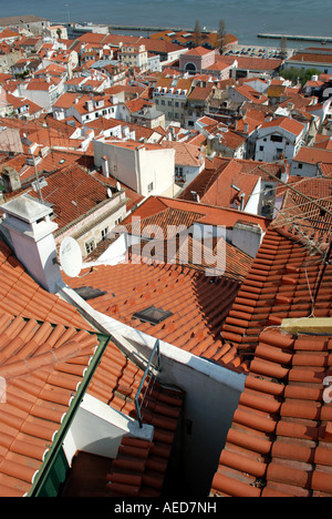 Tetti in Alfama e il fiume Tago in distanza. Lisbona. Il Portogallo. Foto Stock