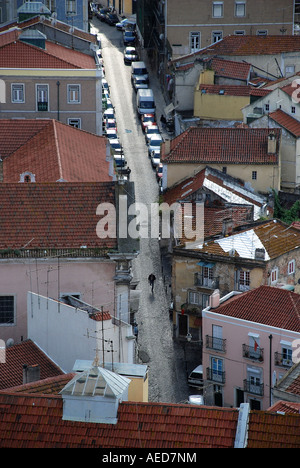 Vista dei tetti e strada di Alfama. Lisbona. Il Portogallo. Foto Stock