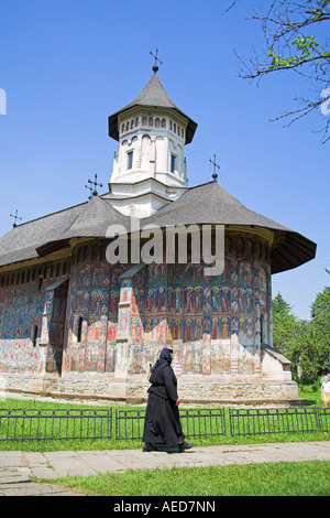 Nun, Chiesa dell'Annunciazione, Moldovita Monastero Moldovita, Bucovina, Moldavia, Romania Foto Stock