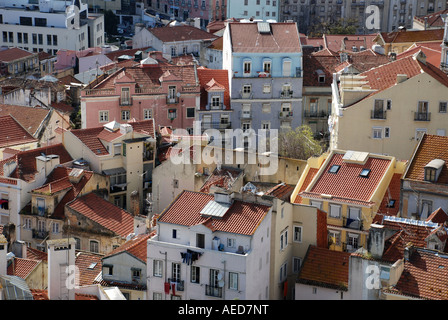 Tetti e facciate in Alfama. Lisbona. Il Portogallo. Foto Stock