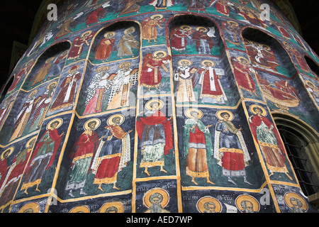 Numerosi affreschi colorati sulla parete esterna, Sucevita Monastero Sucevita, Bucovina, Moldavia, Romania Foto Stock