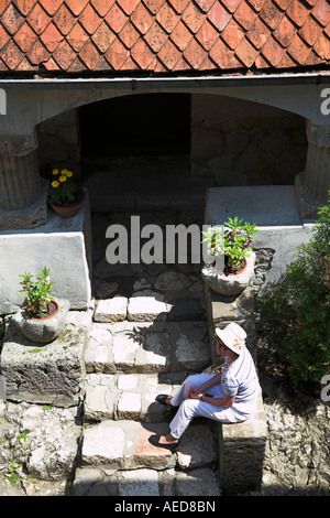 Tourist rilassante, Castello di Bran, crusca, vicino a Brasov, Transilvania, Romania Foto Stock