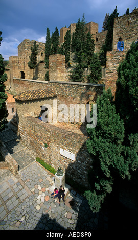 I turisti sulle pareti sopra la porta di ingresso per la Alcazaba di Malaga sulla Costa del Sol Spagna Foto Stock