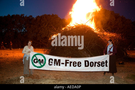 Raduno di persone al beacon in Dorset alla campagna contro la piantagione di colture geneticamente modificate in Dorset Foto Stock