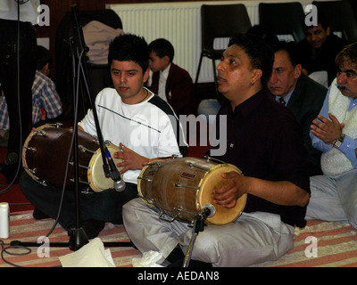 Centro indù Wimbledon Inghilterra Navratri due batteristi Tabla Foto Stock