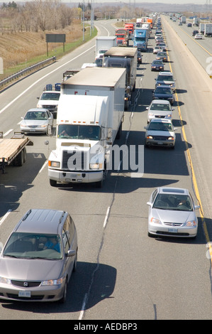 Tirante del traffico su strade principali nell'area di Toronto Foto Stock