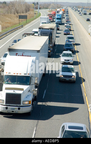 Tirante del traffico su strade principali nell'area di Toronto Foto Stock