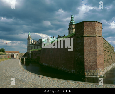 Fossato e mura difensive per il Palazzo di Kronborg, Helsingør, Fredricksborg, Sjælland (Zelanda), Danimarca. Foto Stock