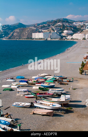 Barche colorate sulla spiaggia in Spagna Almunecar Foto Stock
