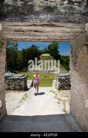 Donna escursionista esplorare Caracol rovina Maya in Belize Foto Stock