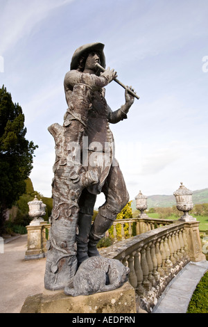 Regno Unito Galles Powys Welshpool Powis Castle Gardens statua sulla terrazza affacciata sul fiume Severn Valley Foto Stock