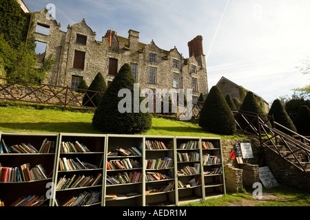 Regno Unito Galles Powys Hay on Wye Hay Castle outdoor bookshop Foto Stock