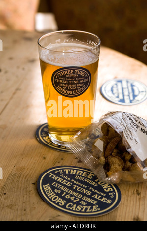 Regno Unito Shropshire Bishops Castle Salop Street Three Tuns Inn ma Pardoes brew pub birra e carne di maiale scratchings Foto Stock