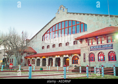 Crepuscolo esterno di Cowtown Coliseum in FT Worth Stockyards Texas Foto Stock