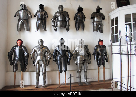 Xvii secolo tute di armor sul display in un vecchio castello a Meersburg sul Bodensee Foto Stock