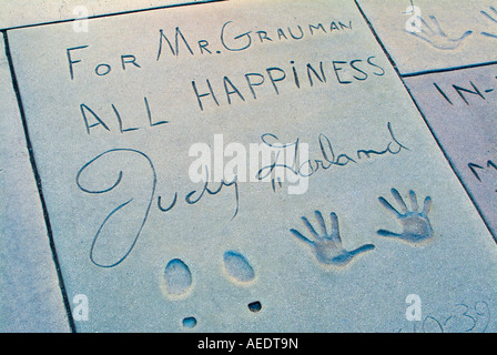 Handprints e impronte in cemento ad Grauman Chinese Theatre di Hollywood Los Angeles California Foto Stock