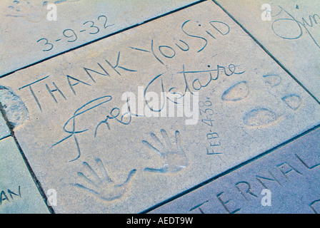 Handprints e impronte in cemento ad Grauman Chinese Theatre di Hollywood Los Angeles California Foto Stock