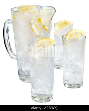 Acqua ghiacciata con il limone tagliato fuori Foto Stock