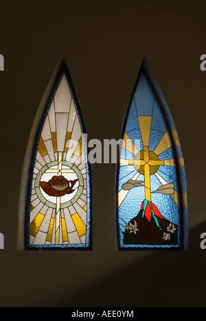 Le finestre di vetro macchiate nella chiesa della Santa Croce sull'Isola di Pasqua. Foto Stock
