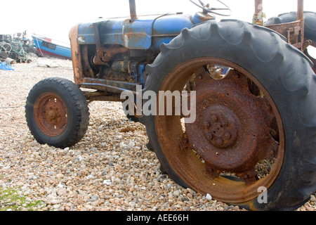 Derelitti rusty il trattore è utilizzato per la movimentazione di barche sulla spiaggia a Bognor Regis West Sussex Foto Stock